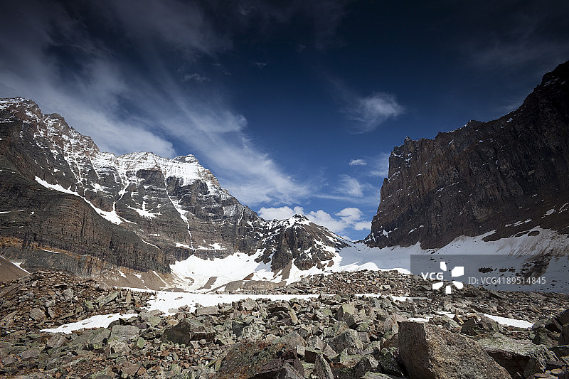 很久以前退去的冰川留下的岩石沉积物图片素材
