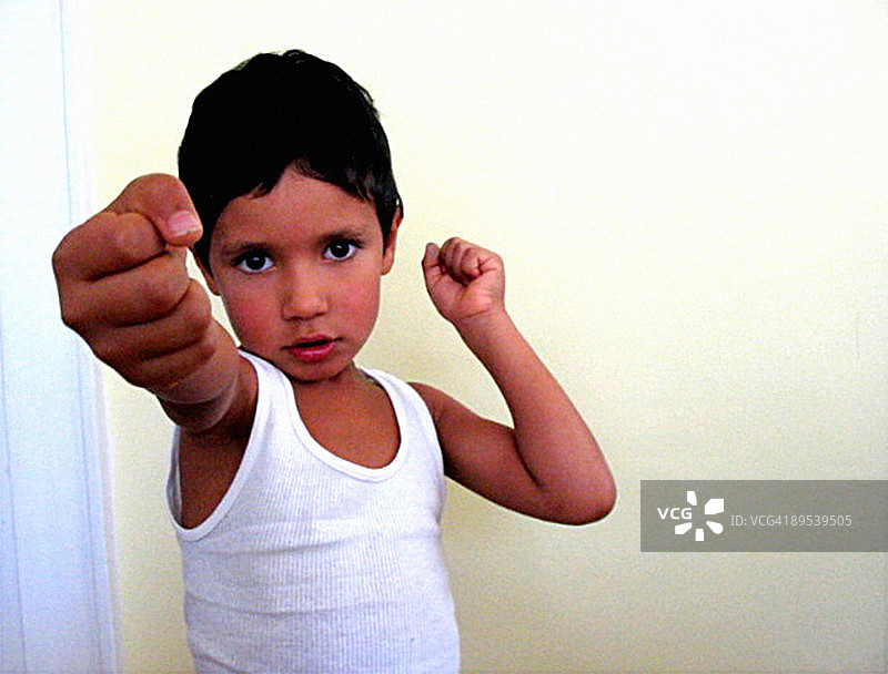 一个坚强的孩子图片素材