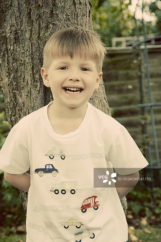 男孩在后花园玩耍图片素材