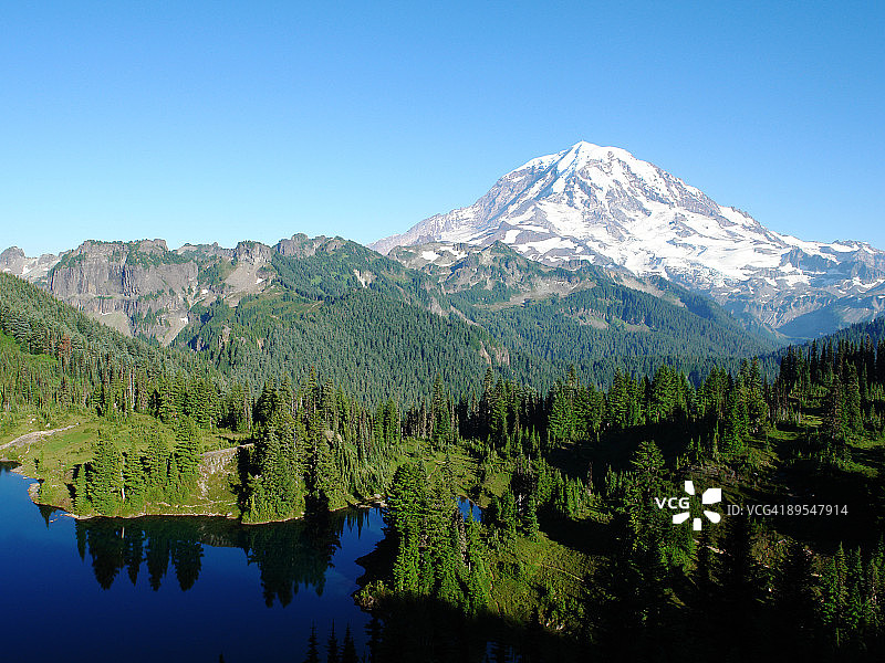 雷尼尔山和尤妮斯湖图片素材