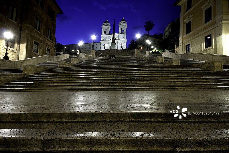 夜幕下的三位一体山教堂与西班牙阶梯图片素材