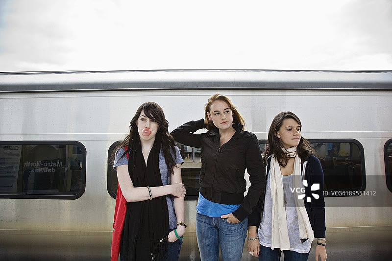 青少年在火车前一起旅行图片素材