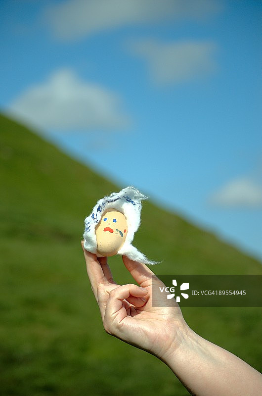 复活节滚下山坡的装饰彩蛋图片素材