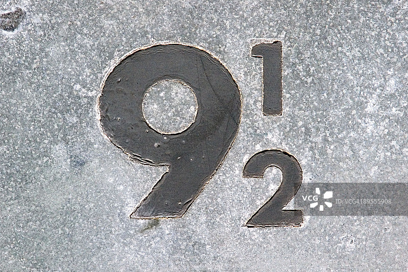灰色水泥墙上的数字9 1/2图片素材