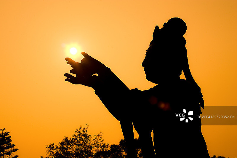 手持太阳的佛像图片素材