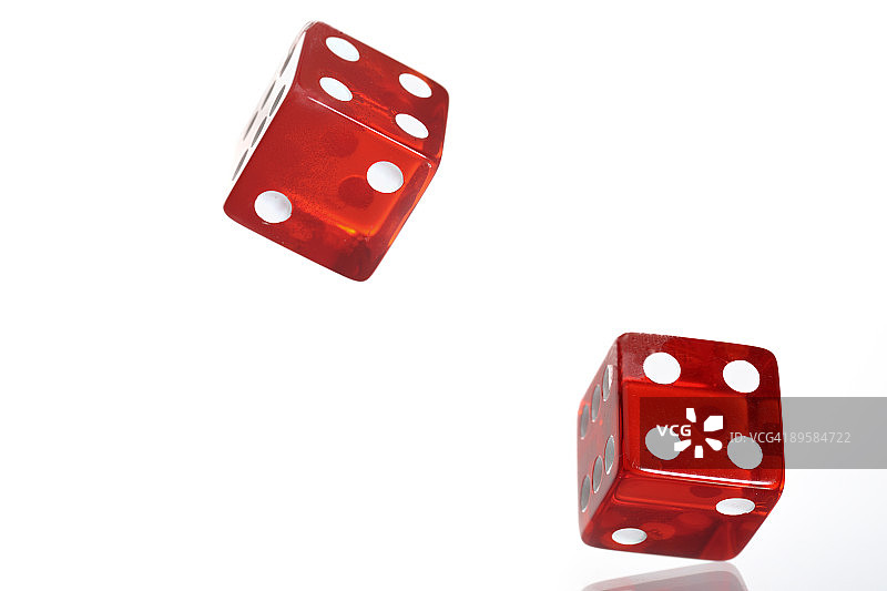 白色背景上的红色骰子图片素材