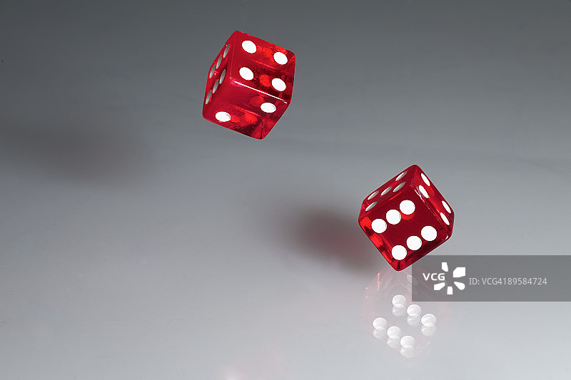 灰色背景上的红色骰子图片素材