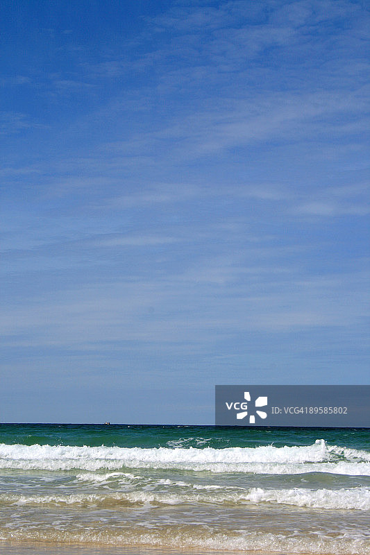 蓝色天空与海浪图片素材