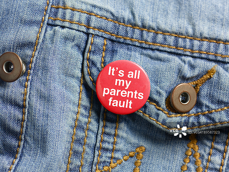 “这都是我父母的错”徽章图片素材