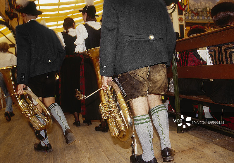 音乐家穿传统服装在慕尼黑啤酒节图片素材