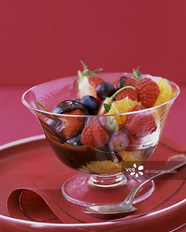 水果和巧克力糖浆碗图片素材