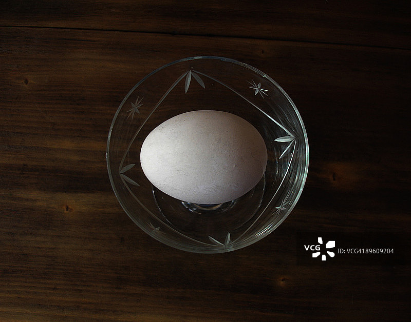 玻璃杯中的鸡蛋图片素材