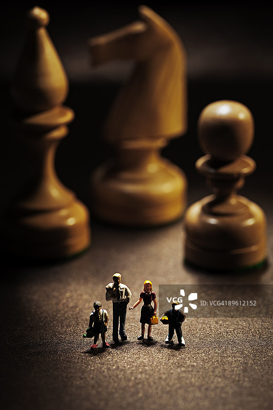 带国际象棋棋子的玩具家庭图片素材