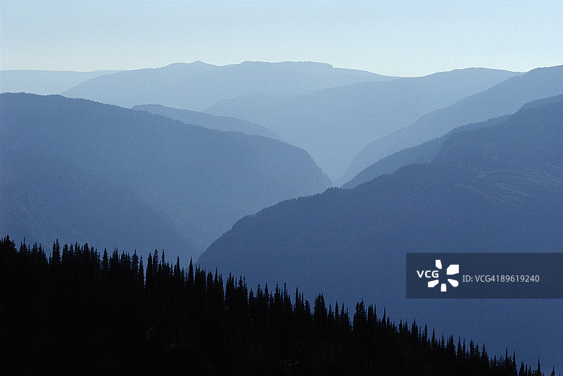 黎明时分的山景图片素材