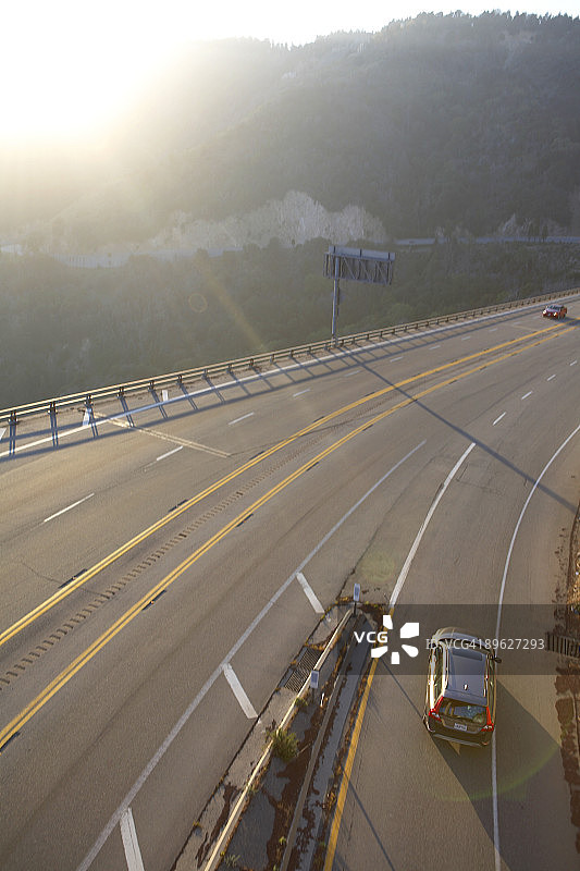 从上方看到的道路上的汽车图片素材