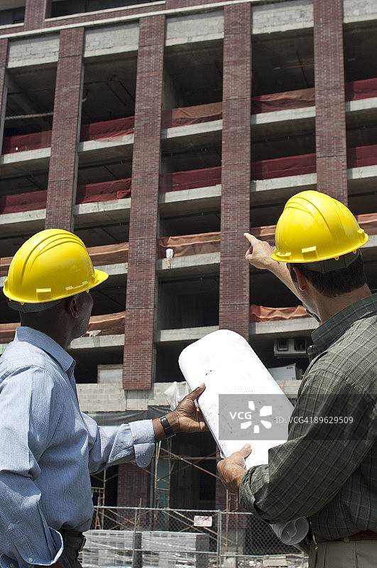 建筑工人检查建筑物图片素材