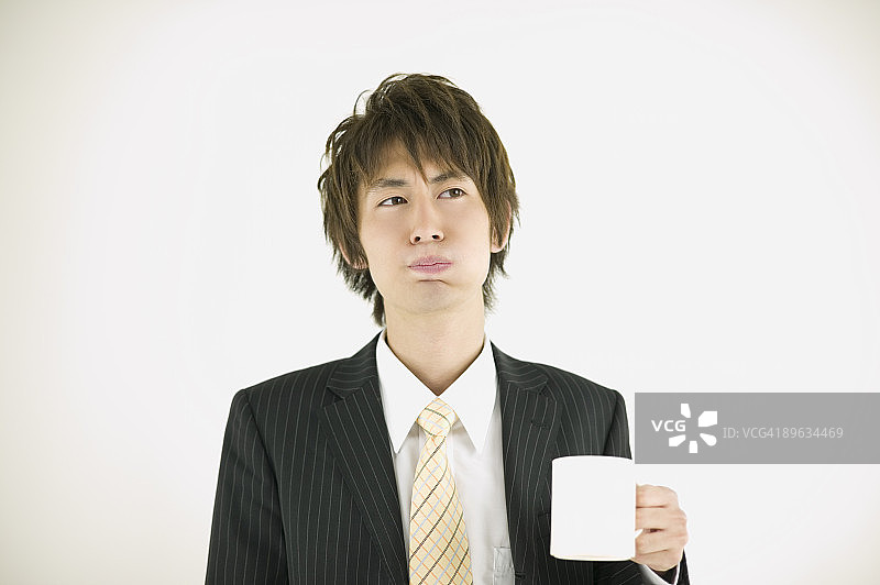 年轻商人漱口图片素材