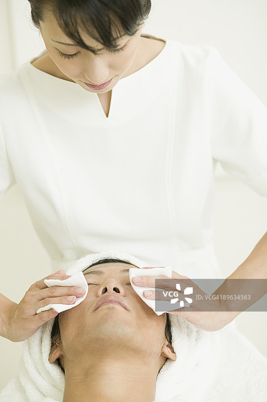 按摩师面部护理图片素材
