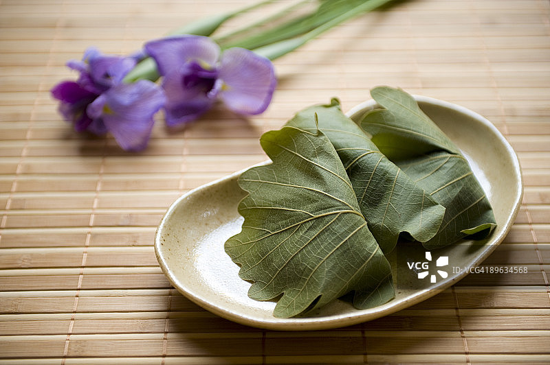 柏饼与鸢尾花图片素材