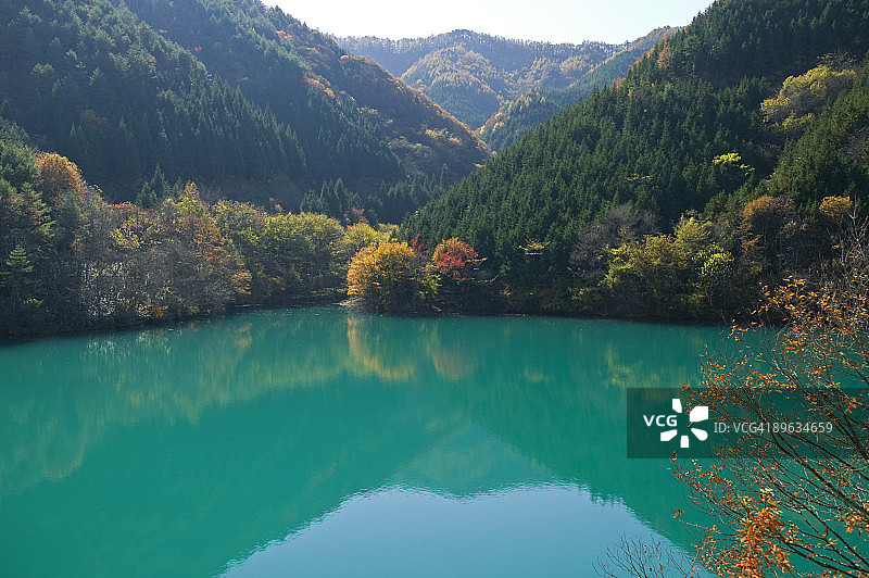 水中倒影的山景图片素材