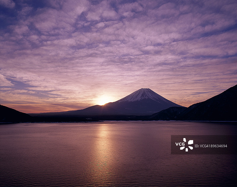 富士山与清晨的霞光图片素材