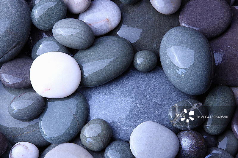 海滩上湿花岗岩卵石图片素材