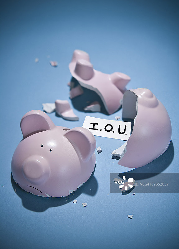 装有欠条的破碎储蓄罐图片素材