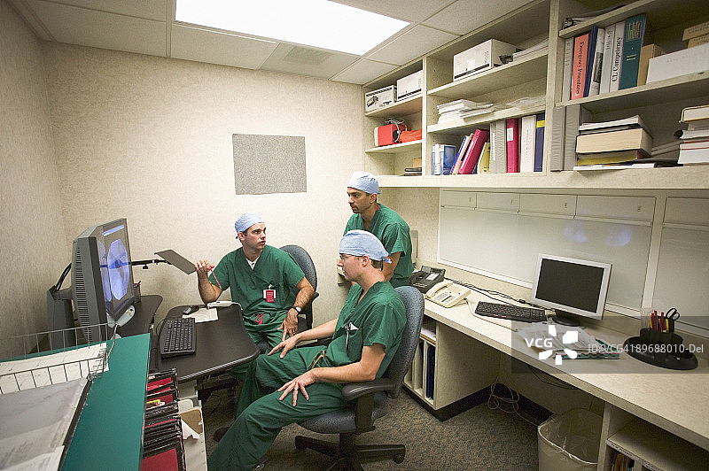 医生查看介入放射影像图片素材