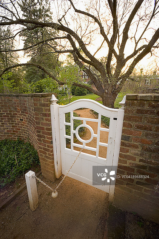 美国弗吉尼亚州夏洛茨维尔弗吉尼亚大学的带门围墙花园图片素材