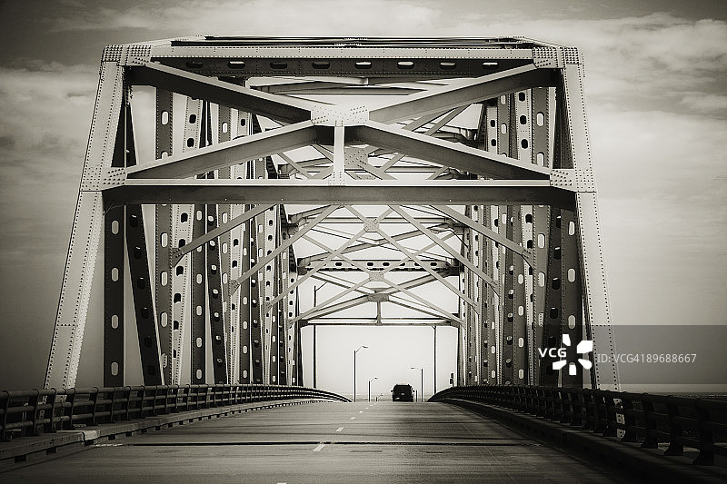 汽车行驶在切萨皮克湾大桥上图片素材