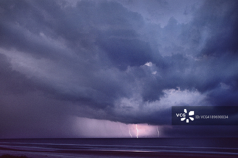 海洋与暴风雨云图片素材