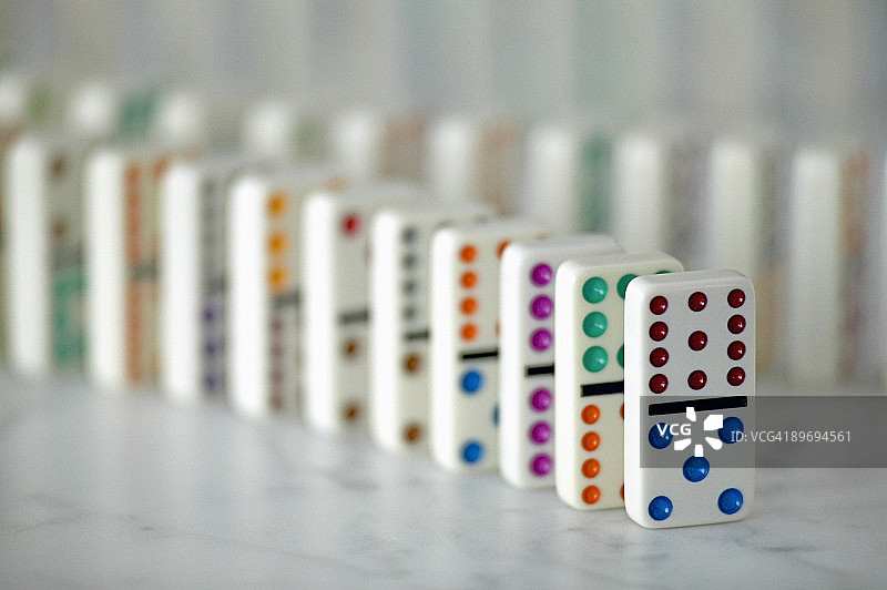 排列好的多米诺骨牌图片素材