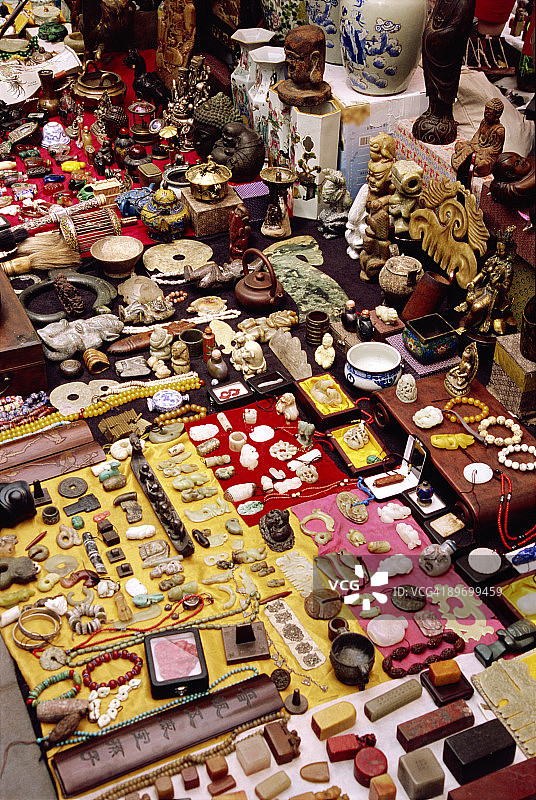 北京潘家园周末市场小摆件图片素材