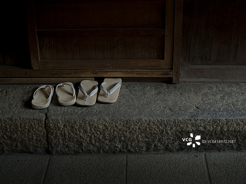 两双日式凉鞋图片素材