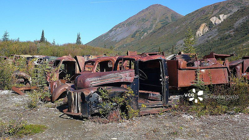 卡诺尔步道上废弃的军用卡车图片素材