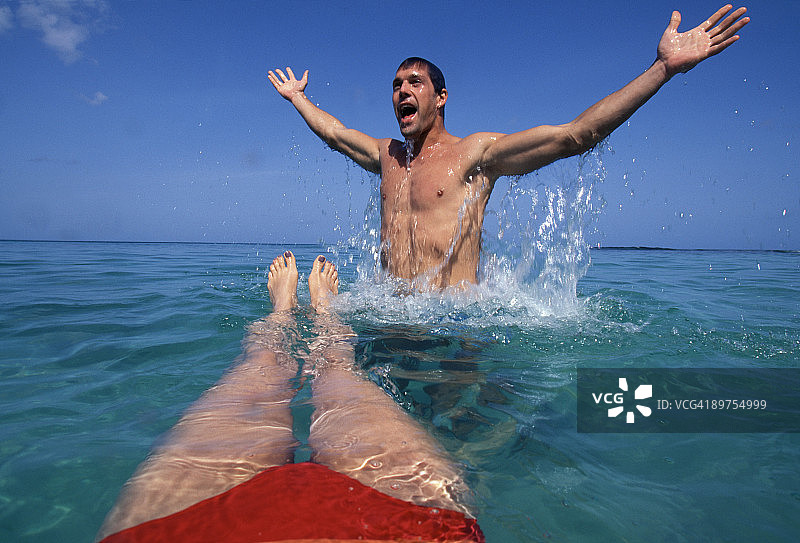 男子在海中戏水图片素材