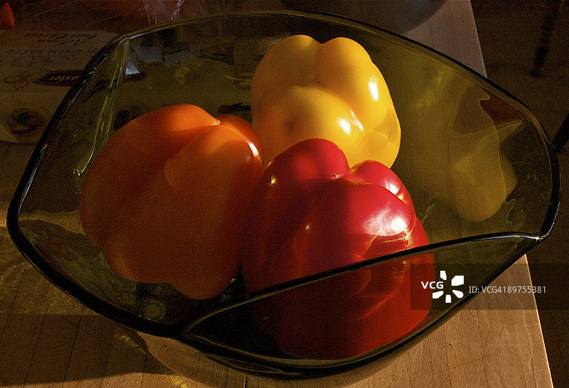 阳光下的三色甜椒图片素材