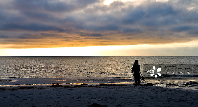 年轻人与海图片素材