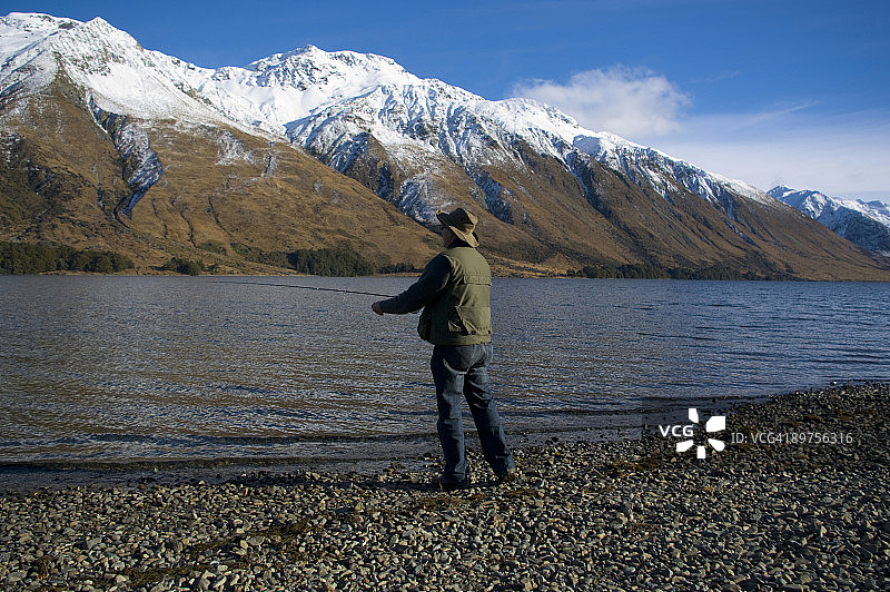 男人在湖边飞蝇钓鱼图片素材