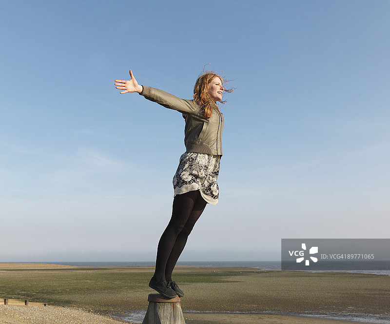 站在木桩上的女人图片素材