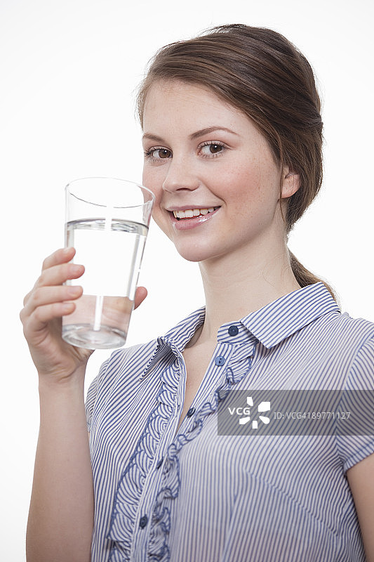 拿着一杯水的年轻女性图片素材