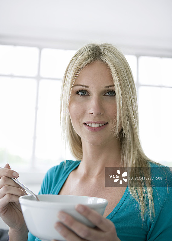 手捧碗的女人画像图片素材