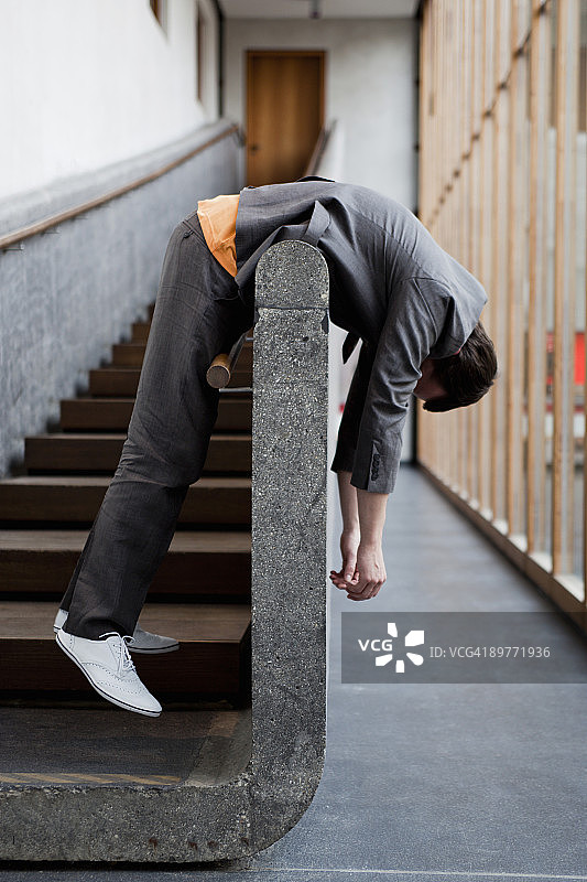 男人倚靠在栏杆上图片素材