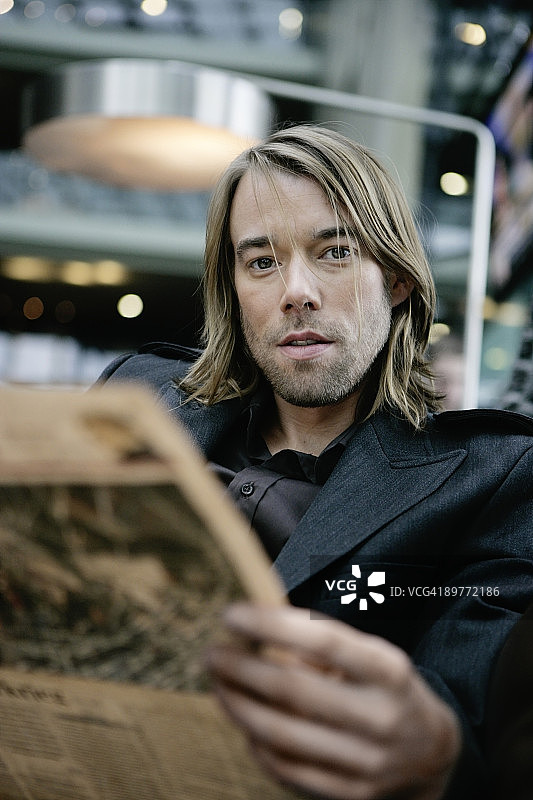 阅读报纸的商人图片素材