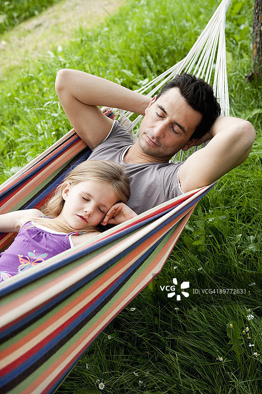 父女在吊床上睡觉图片素材