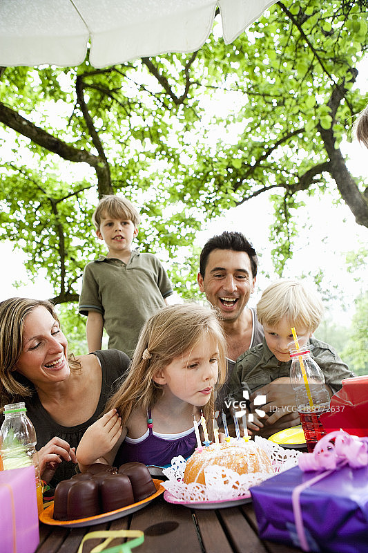家庭庆祝生日图片素材