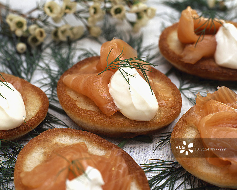 烟熏三文鱼酸奶油薄饼图片素材