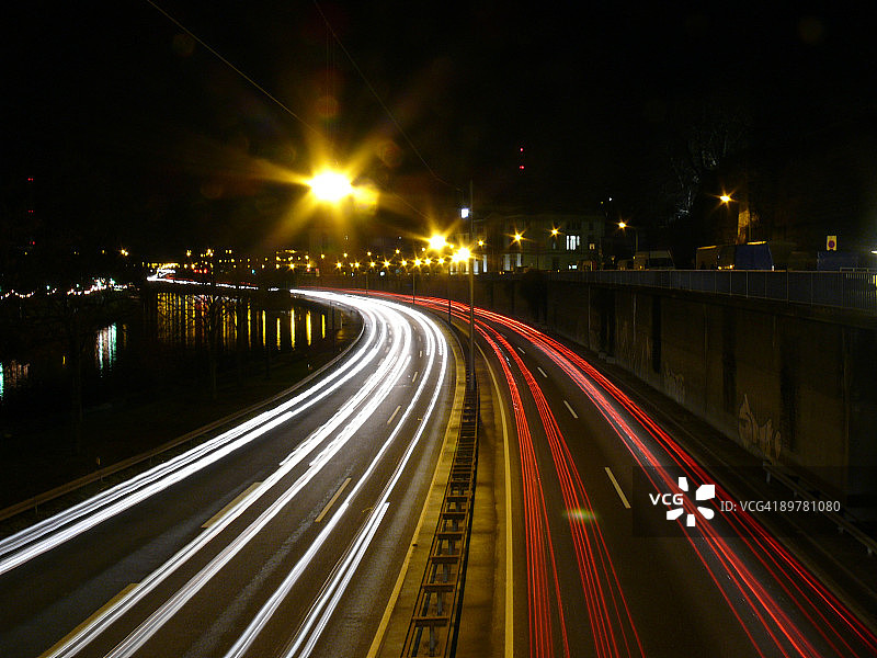 萨尔布吕肯夜间汽车轨迹图片素材