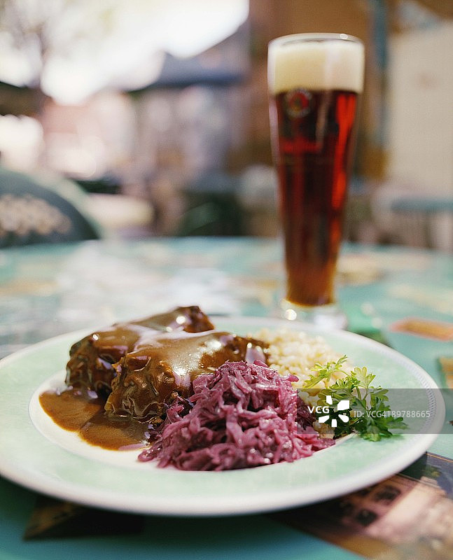 盘子里的德国食物和一杯黑啤酒图片素材