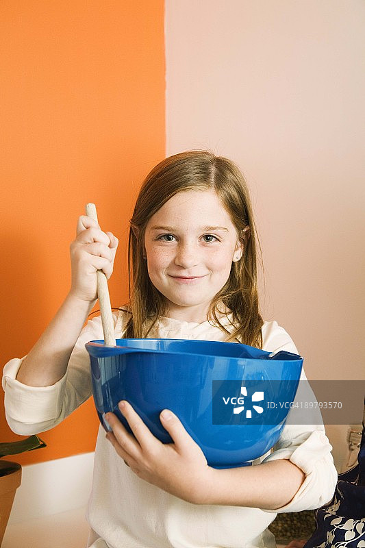 女孩搅拌碗里的混合物图片素材